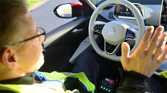 Ein Volkswagen-Fahrzeug fährt autonom über das Werksgelände. 