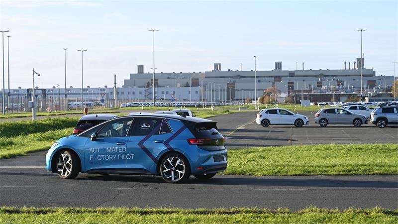 VW testet automatisiertes Fahren für Umschlag im Emder Hafen Ein Volkswagen-Fahrzeug fährt autonom über das Werksgelände.