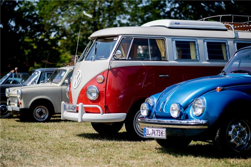 BGH stärkt Käufern von Gebrauchtwagen bei Mängeln den Rücken Ein Volkswagen T1 und ein VW-Käfer beim Bockhorner Oldtimermarkt.