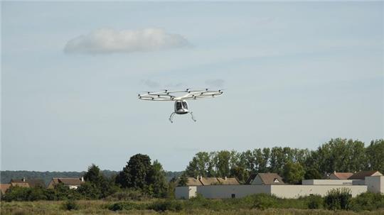 Ein Volocopter hebt vor den Toren von Paris ab.