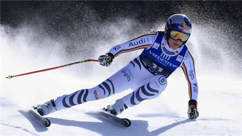 Das Bild zeigt Skirennfahrerin Emma Aicher bei der Abfahrt.