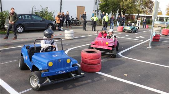 Ein Vorzeige-Projekt: Der Verkehrsübungsplatz an der Schillerschule hat Fahrt aufgenommen.