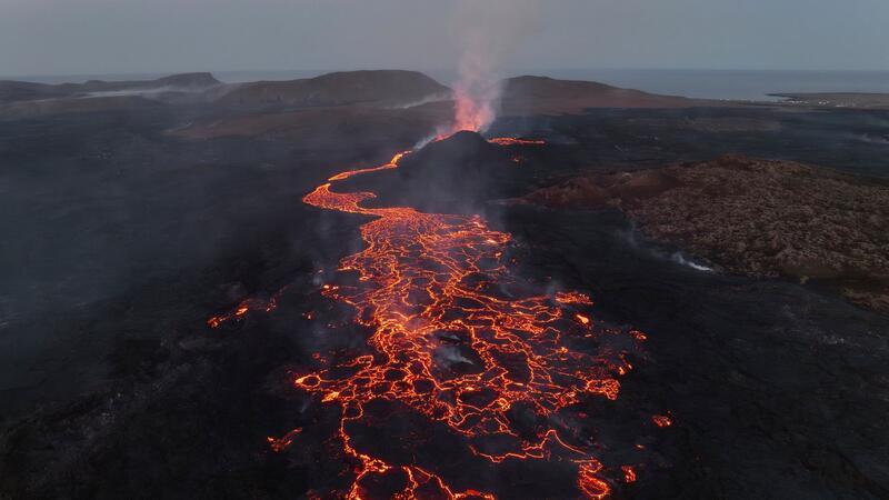 Ein Vulkan ist in der Nähe der Küstenstadt Grindavik im Südwesten Islands ausgebrochen, die Lava verteilt sich hier über der Eruptionsstelle.
