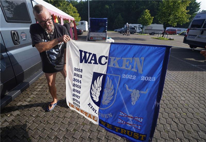 Metalfans feiern in Wacken, aber nicht alle dürfen rein Ein Wacken-Fan, gestrandet in Hamburg am Volksparkstadion.