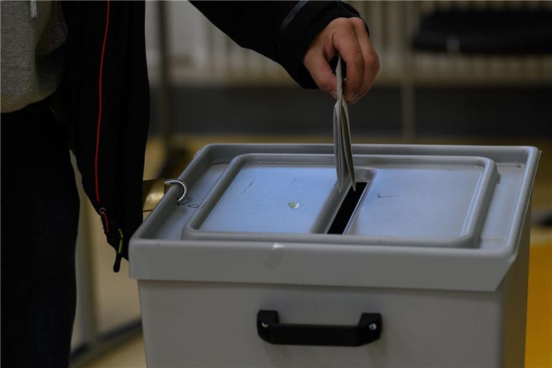 Bisher ähnlich großer Zustrom in Wahllokalen wie 2017 Ein Wähler gibt im Wahlraum seine Stimme ab.