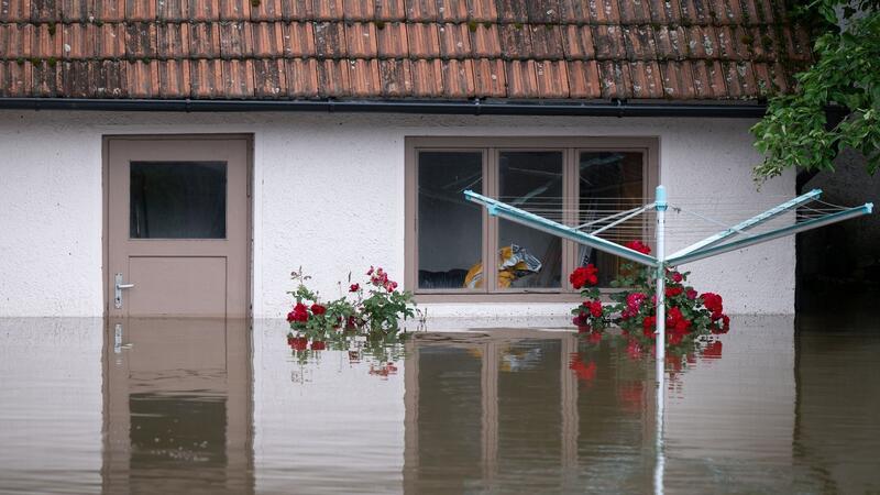 Süddeutschland ächzt unter dem Hochwasser Ein Wäscheständer in einem überfluteten Garten in Reichertshofen.