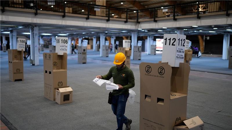 Gewalt und Polarisierung prägen Präsidentenwahl in Kolumbien Ein Wahlhelfer richtet ein Wahllokal in Vorbereitung auf die Präsidentschaftswahl ein. (Archivbild)