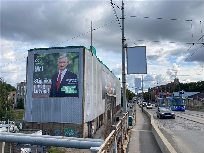 Gespräche über Regierungsbildung in Lettland angelaufen Ein Wahlplakat der liberalkonservativen Regierungspartei mit einem Porträt von Ministerpräsident Krisjanis Karins hängt an einer Hauswand in der Hauptstadt Riga.