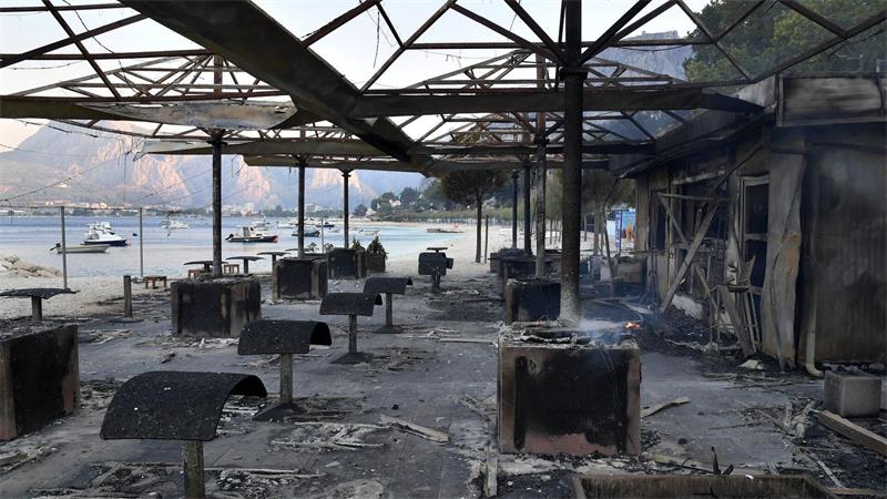 Ein Waldbrand erreichte die kroatische Adriaküste in der Nähe von Omis und zerstörte eine Strandbar.