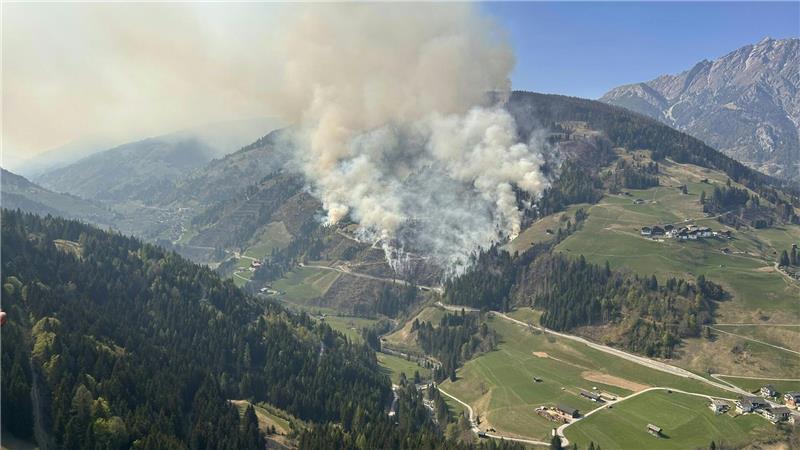 Ein Waldbrand im Lesachtal in Österreich hat sich ausgebreitet.