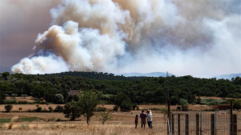 Ein Waldbrand im Nordosten Spaniens hat bisher fast 1.300 Hektar zerstört.