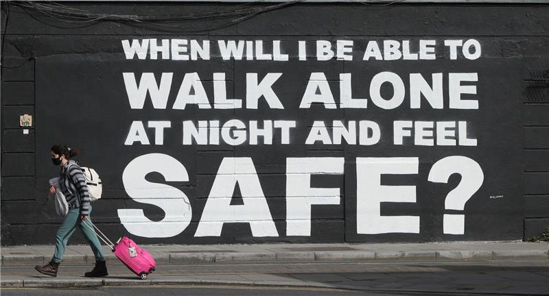 Ein Wandbild der irischen Künstlerin Emmalene Blake mit der Aufschrift «When will I be able to walk alone at night and feel safe?»