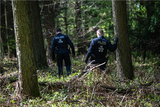 Ein Wanderer hat im Wald beim Campingplatz Waldweben einen Schädel entdeckt. Die Polizei hält den genauen Fundort noch geheim. Symbolbild: dpa
