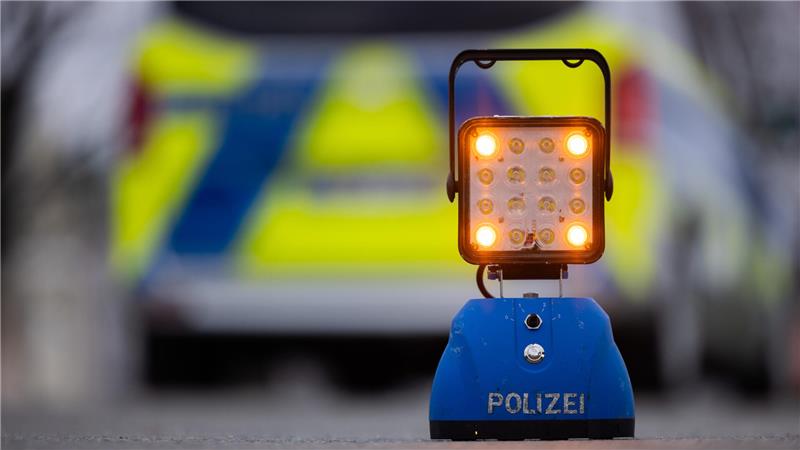 Ein Warnlicht mit der Aufschrift „Polizei“ steht auf der Straße vor einem Einsatzfahrzeug der Polizei. Bei zwei Unfällen im Landkreis Goslar wurden am Mittwochnachmittag Motorradfahrer verletzt.
