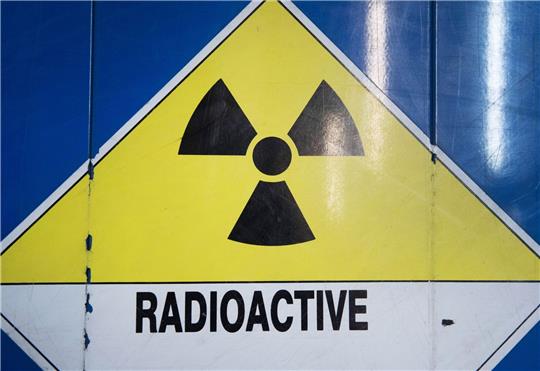 Ein Warnschild «Radioactive». Neuartige Atomreaktoren brauchen laut Wissenschaftlern noch Jahrzehnte bis zur Marktreife. (Symböolbild)