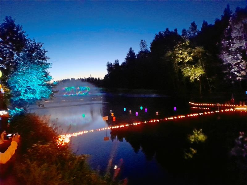 Über 1000 Gäste beim Lichter-Spektakel am Okerteich Ein Wasservorhang, den die Freiwillige Feuerwehr schaffte, wird zur Projektionsfläche für die Lasershow. Hunderte Menschen kommen zum Lichterfest am Okerteich und genießen den Sommerabend. Fotos: Jung/Makus