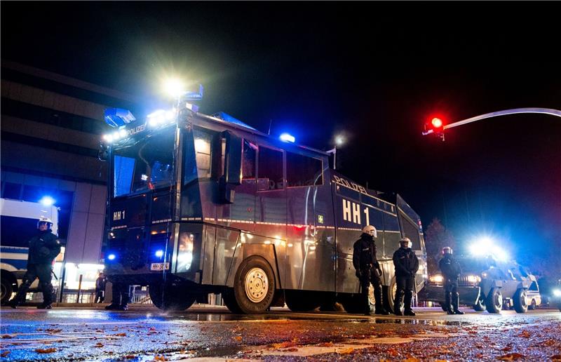 Halloween-Nacht teils mit Krawallen: Wasserwerfer in Hamburg Ein Wasserwerfer der Polizei steht im Stadtteil Harburg bereit. In der Halloween-Nacht ist es in Hamburg zu Ausschreitungen gekommen.