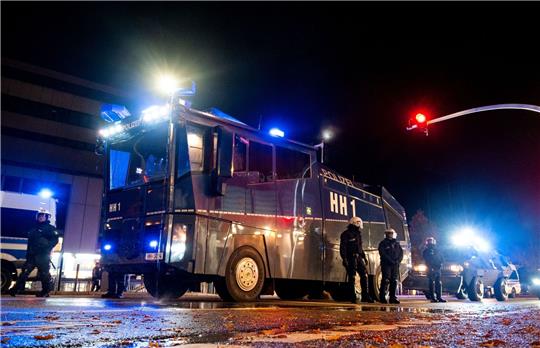 Ein Wasserwerfer der Polizei steht im Stadtteil Harburg bereit. In der Halloween-Nacht ist es in Hamburg zu Ausschreitungen gekommen.
