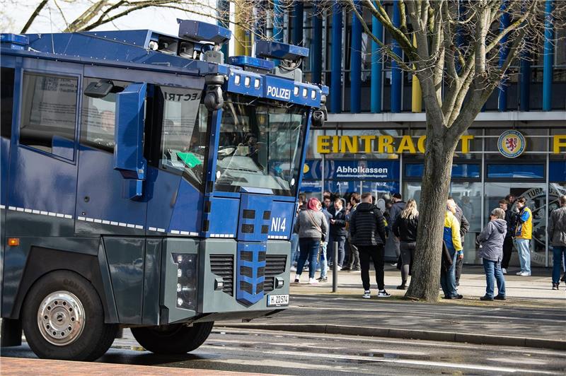 Hochsicherheits-Derby: 1000 Polizisten bei Spiel Ein Wasserwerfer der Polizei steht vor dem Eintracht-Stadion.