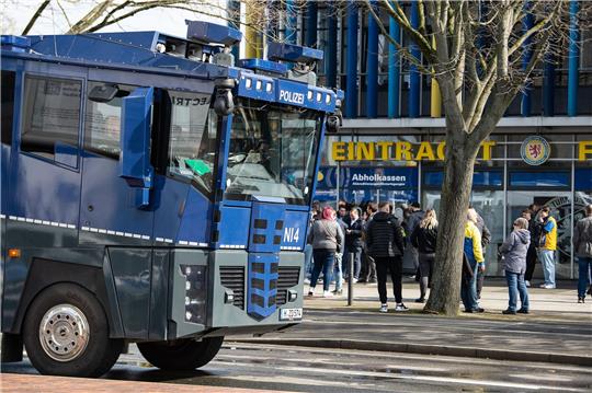 Ein Wasserwerfer der Polizei steht vor dem Eintracht-Stadion.