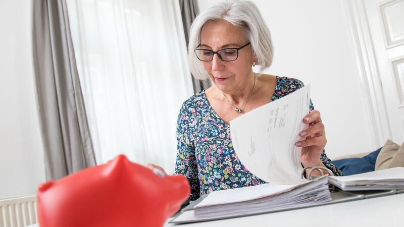 Abgaben, Steuern, Zuverdienst: Das müssen Sie als Rentner wissen Ein Wechsel der Krankenversicherung kann die Ausgaben im Alter senken.