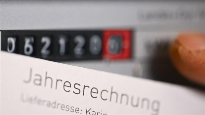 Ein Wechsel des Stromanbieters kann Geld sparen, sagen Verbraucherschützer. Ein paar Dinge sollten Haushalte allerdings beachten. (Archivbild)