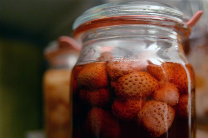 Hersteller der Weck-Gläser meldet Insolvenz an Ein Weck-Glas ist mit Obst gefüllt.
