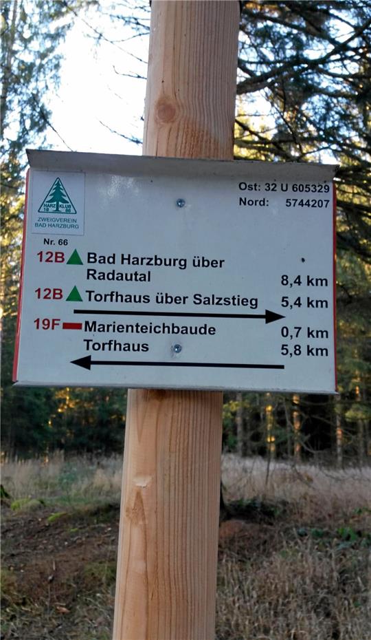 Ein Wegweiser des Harzklubs. In dem Wander- und Heimatverein gibt es aktuell Streit mit dem Zweigverein Zorge. Dabei geht es um die angeblich rechtsextreme Vergangenheit eines Vorstandsmitglieds. Foto: Archiv