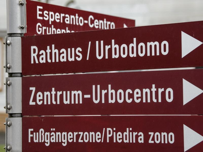Ein Wegweiser in den Sprachen Deutsch und Esparanto steht in der Innenstadt. Foto: Swen Pförtner/dpa/Archivbild