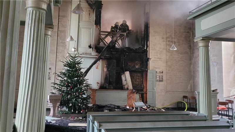 Nach dem Beuchter Kirchenbrand an Weihnachten: Alles muss raus Ein Weihnachtsbaum zur Osterzeit: Das Foto entstand beim Brand in der Beuchter Kirche an Weihnachten.