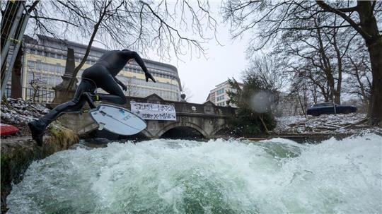 Ein Weihnachtswunder? Auf dem Eisbach wird wieder gesurft.