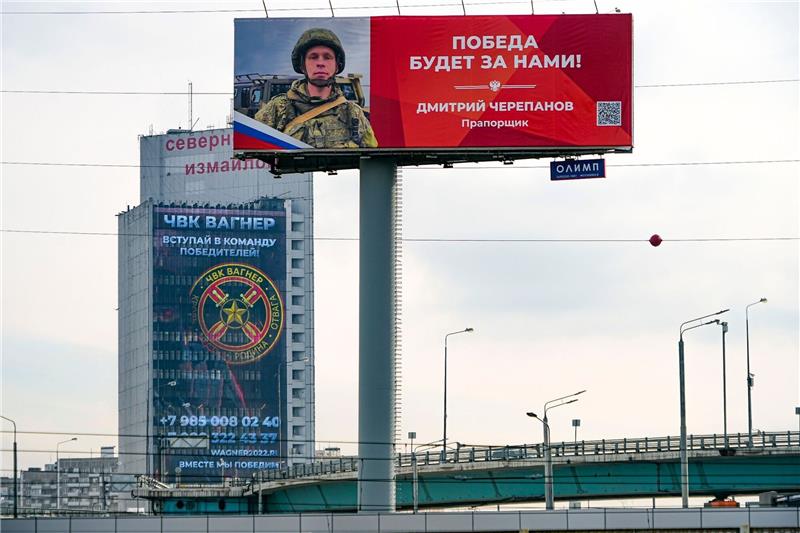 Privatarmeen bringen Putins Gewaltmonopol in Gefahr Ein Werbeschild, auf dem für das Militärunternehmen Wagner (hinten) geworben wird und auf dem zu lesen ist «Schließen Sie sich dem Team der Sieger an».