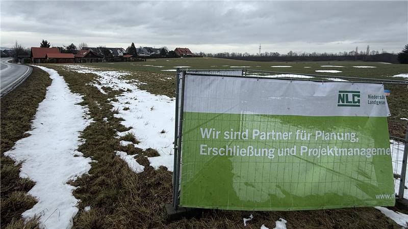 Ein Werbeschild steht bereits: Noch in diesem Jahr soll die Erschließung des Neubaugebiets „Auf der Heide“ beginnen.