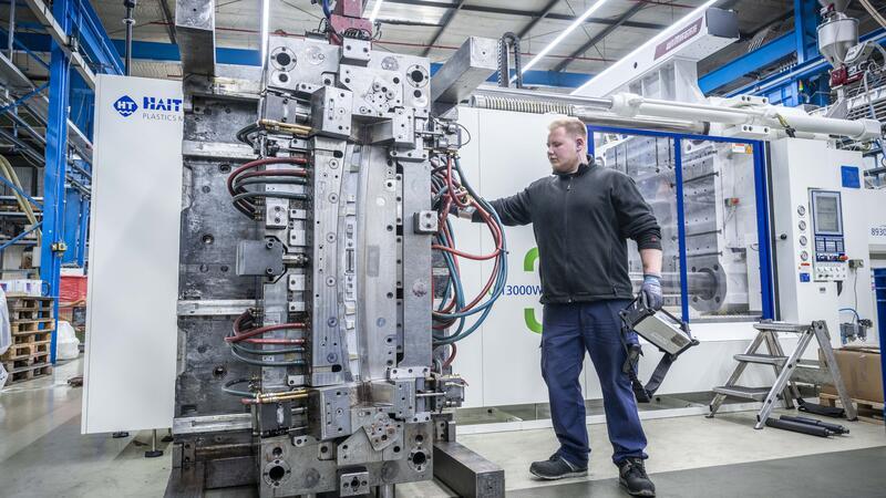 Ein Werkzeugmechaniker bei Arbeiten an einem Spritzgusswerkzeug: Der Zulieferer KKF produziert Spritzguss-Großbauteile und beliefert mit seinen Produkten weltweit Autokonzerne. Fotos: KKF