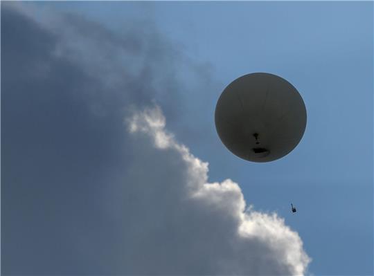 Ein Wetterballon mit einer Radiosonde steigt in den Himmel.