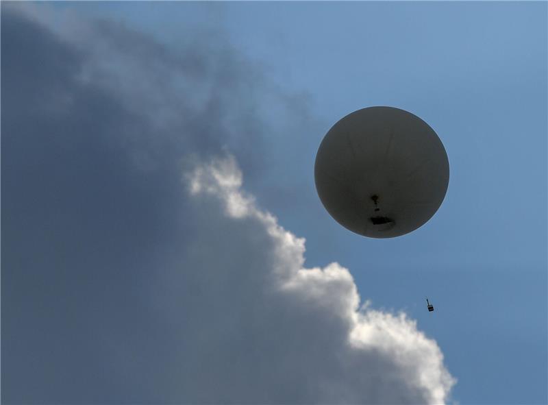 Ein Wetterballon mit einer Radiosonde vom Deutschen Wetterdienst (DWD).