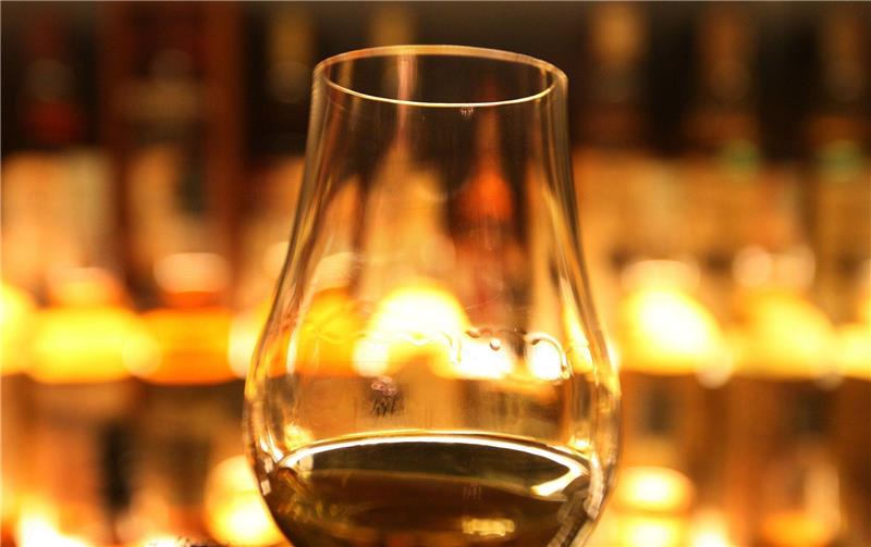 Whisky-Fans stellen Rekord für größtes Online-Tasting auf Ein Whisky-Club aus Schottland hat einen Rekord aufgestellt - und zwar online.