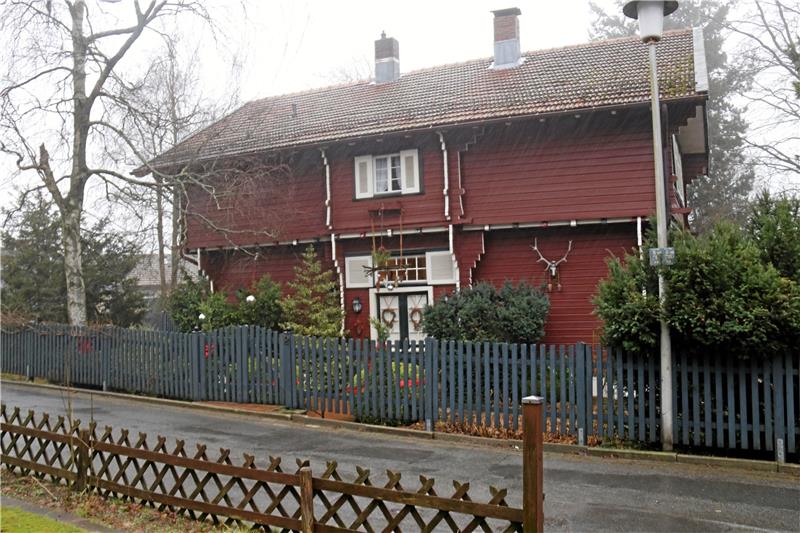 Ein Wikinger-Haus in Hahnenklee: Der rote Blockbohlenbau ist ein frühes Fertighaus des Osterwiecker Unternehmens „W. Witte“.