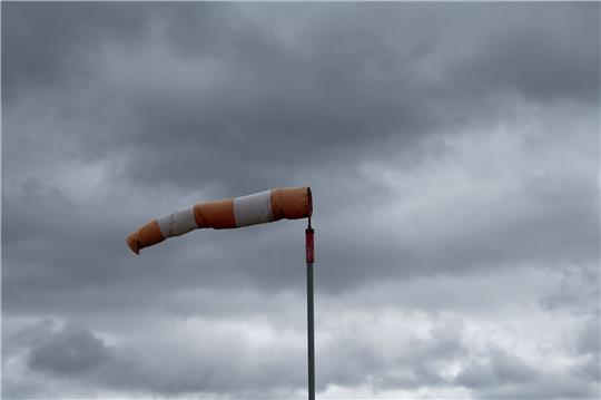 Ein Windsack weht bei stürmischem Wetter im Wind.