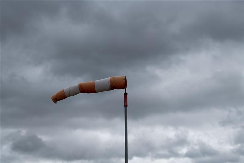 Ein Windsack weht bei stürmischem Wetter im Wind.
