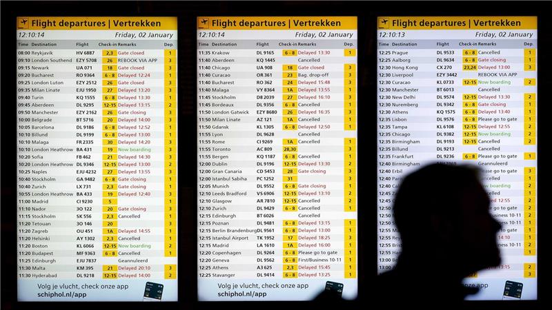 Ein Wintereinbruch sorgt am Amsterdamer Flughafen Schiphol für Flugstreichungen und Verspätungen.