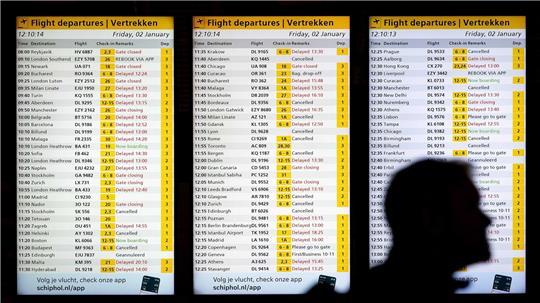 Ein Wintereinbruch sorgt am Amsterdamer Flughafen Schiphol für Flugstreichungen und Verspätungen.