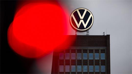 Ein Wirtschaftspsychologe warnt: Die Krise bei Volkswagen kann Auswirkungen auf die Personalgewinnung haben. (Archivbild)