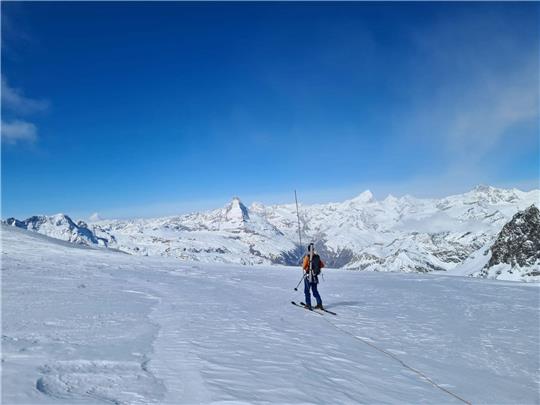 Ein Wissenschaftler steht im schweizer Allalingletscher.