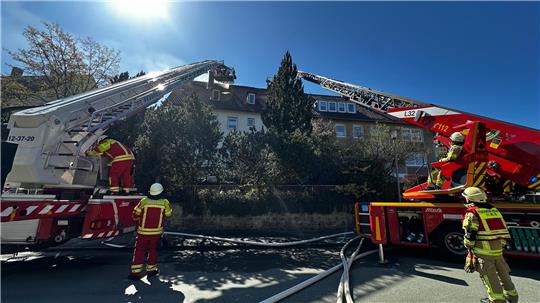 Ein Wohnhaus am Schieferweg brennt.