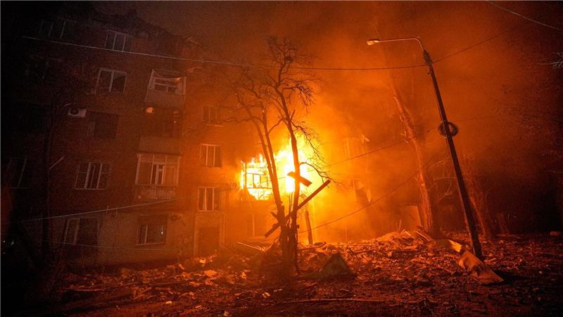 Ein Wohnhaus in Krywyj Rih brennt nach einem russischen Angriff.