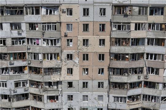 Ein Wohnhaus in Odessa wurde bei einem russischen Drohnenangriff beschädigt. (Archiv)