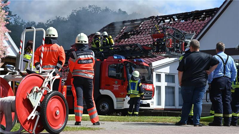 Ein Wohnhausbrand im Landkreis Leer beschäftigt rund 70 Feuerwehrleute.