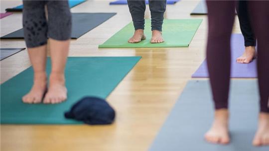 Ein Yoga-Zentrum sollte einer Frau für ihre Arbeit Mindestlohn zahlen - und legte dagegen Verfassungsbeschwerde ein. (Symbolbild)