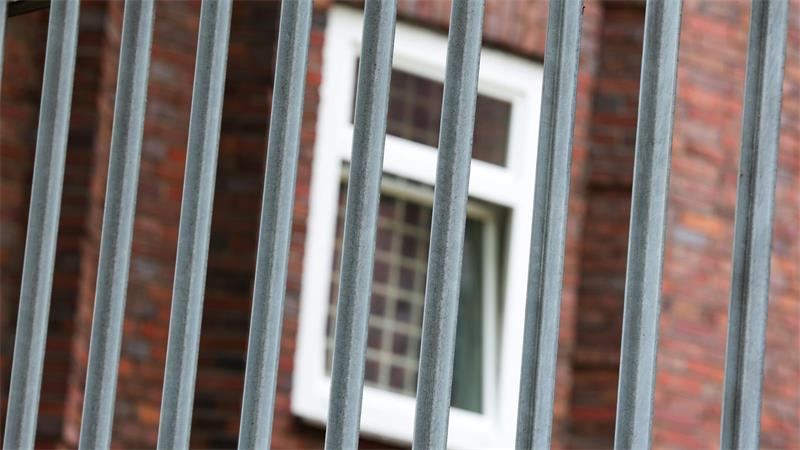 Gitter durchgesägt und weg: Filmreifer Ausbruch in Duisburg Ein Zaun und vergitterte Fenster - trotzdem gelang einem Häftling die Flucht.